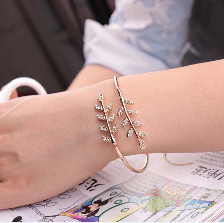 Diamond-Inlaid Adjustable Leaf Bracelet in Alloy