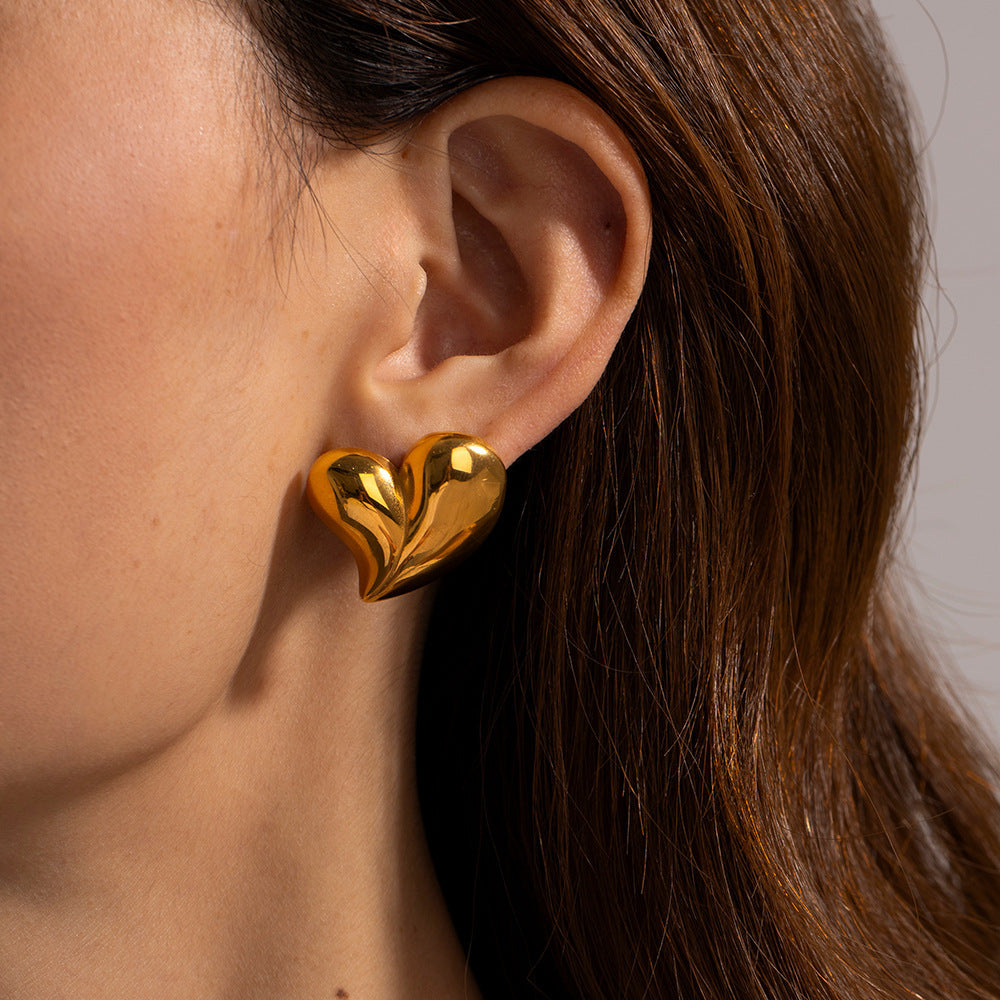 Shiny 18K gold heart-shaped earrings with a copper-plated simple love design, stylish and elegant jewelry by Strovlin.