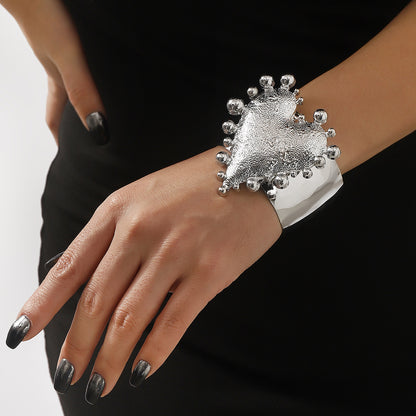 Retro Big Love Glossy Bracelet in Gold and White Gold